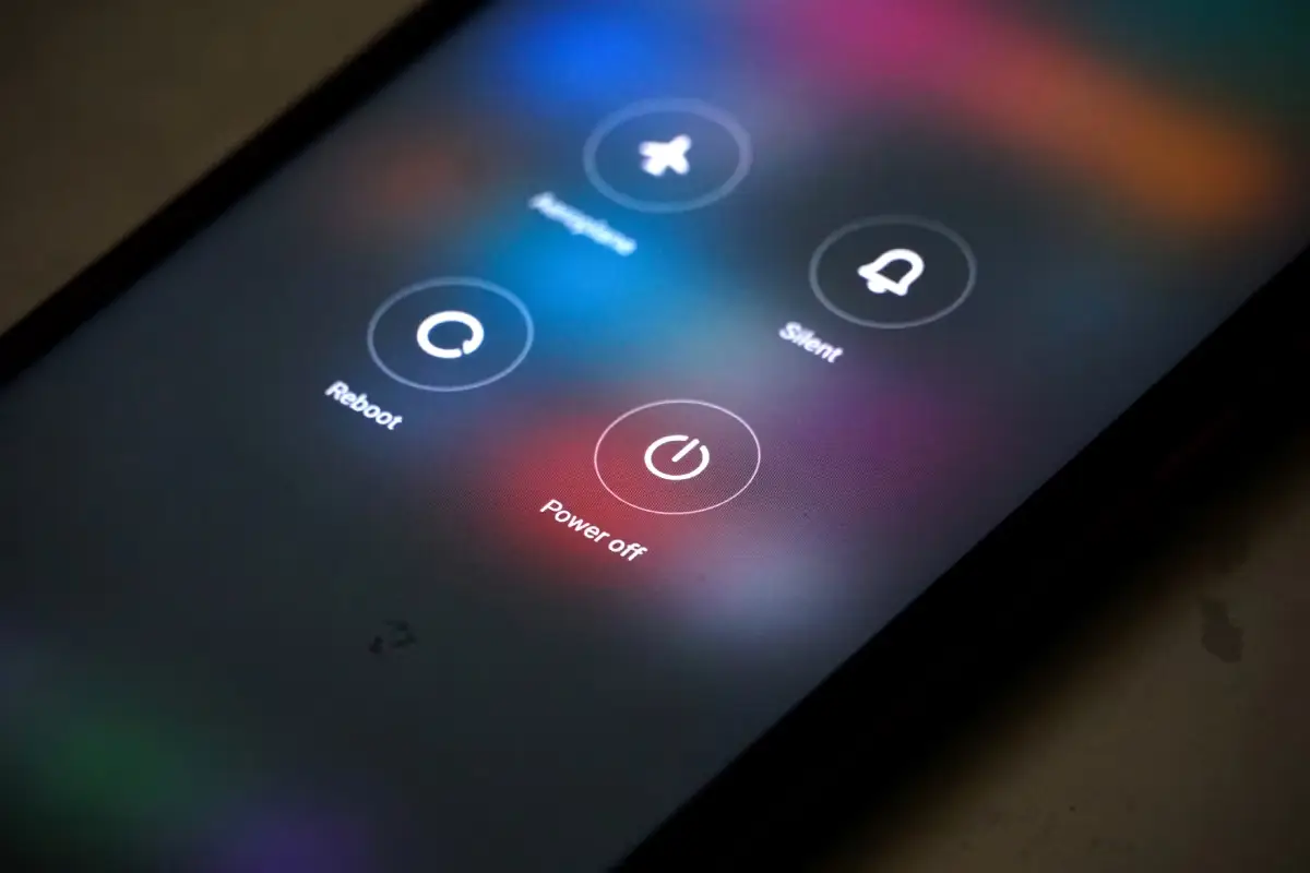 Detalhe da tela de um smartphone com opções para desligar, reiniciar, silenciar ou ativar modo avião